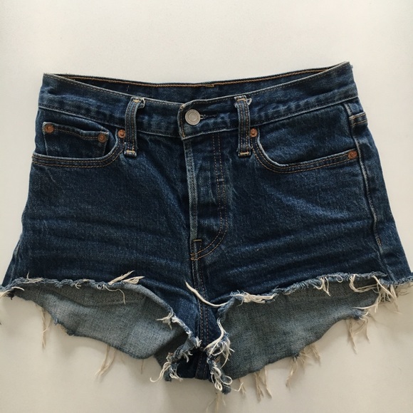 Levi’s Wedgie Fit Shorts - Picture 2 of 3